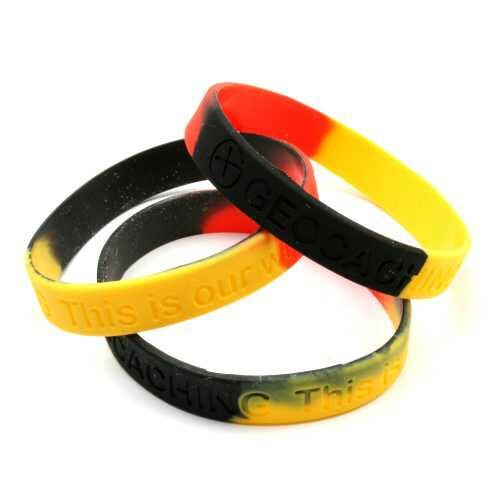 Armband - Geocaching, this is our world - zwart, geel, rood