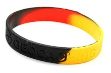 Armband - Geocaching, this is our world - zwart, geel, rood